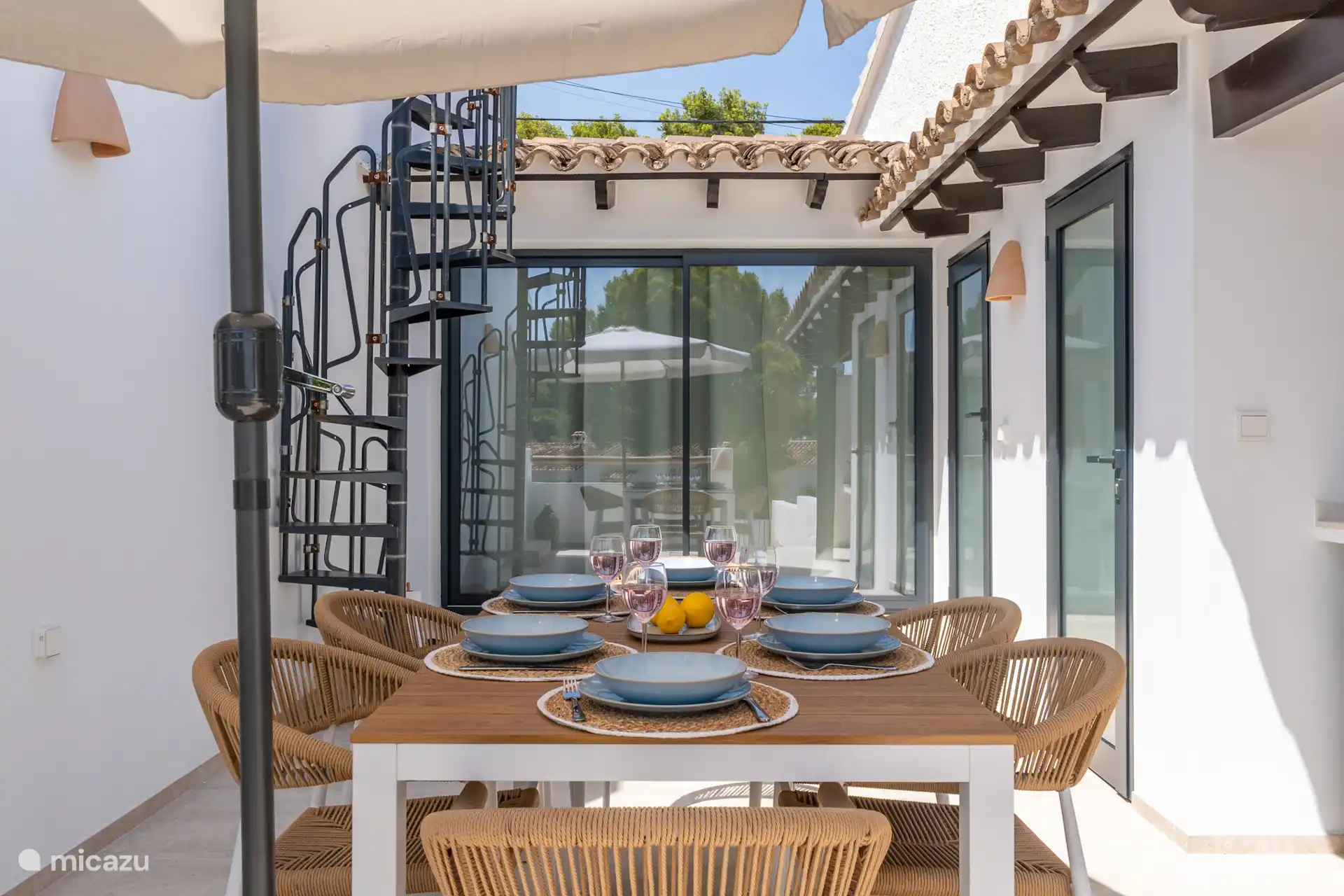 Die Treppe führt hinauf auf die Dachterrasse, von wo aus man einen schönen Meerblick hat