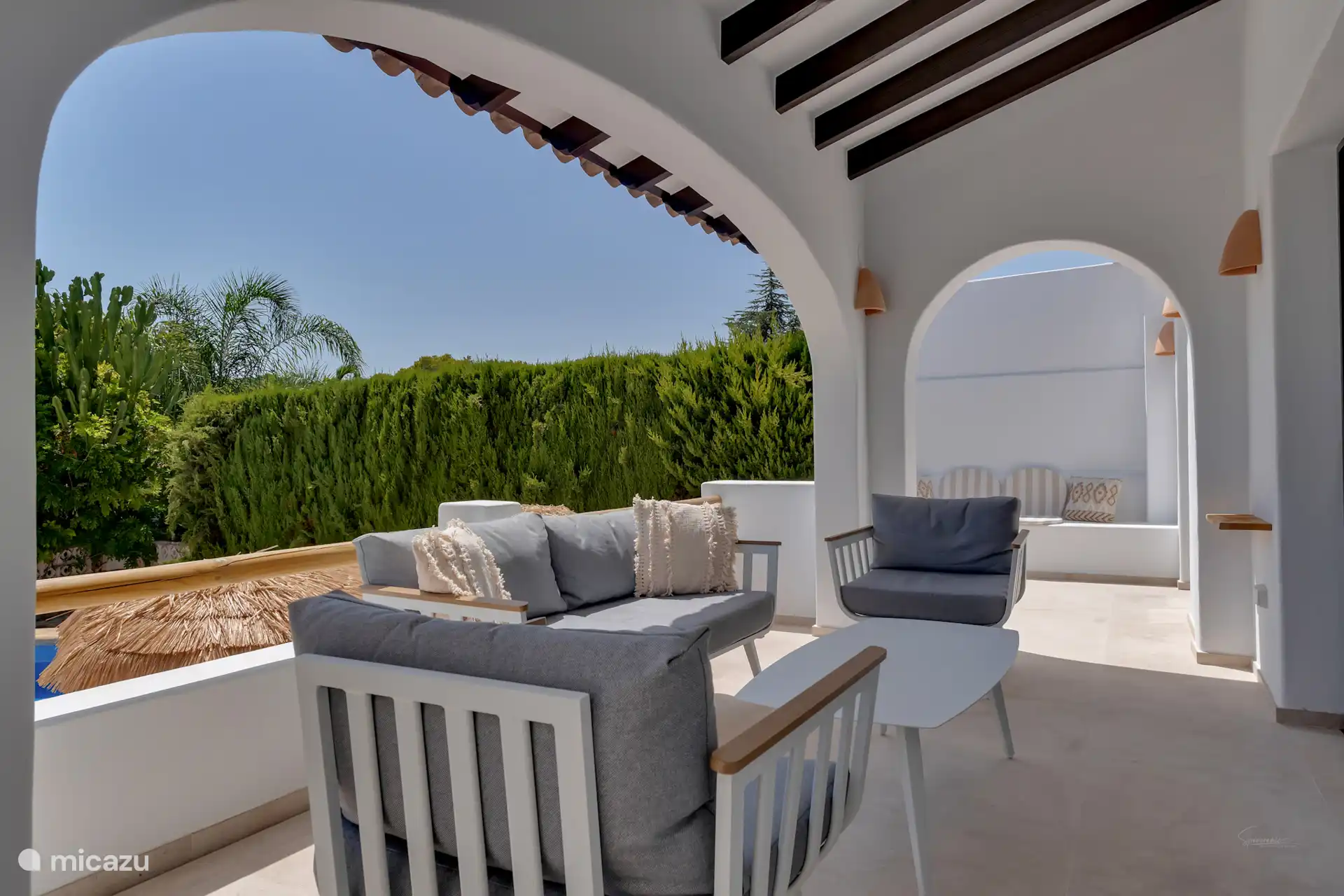 In der Naya (überdachte Terrasse) lässt es sich wunderbar sitzen