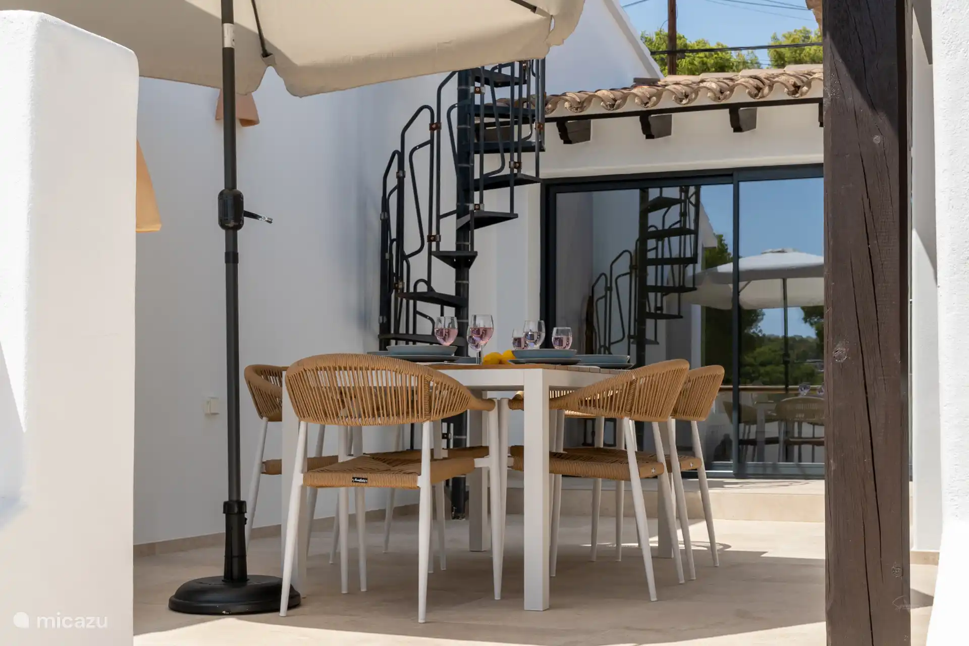 Auf der Terrasse befindet sich ein Sonnenschirm