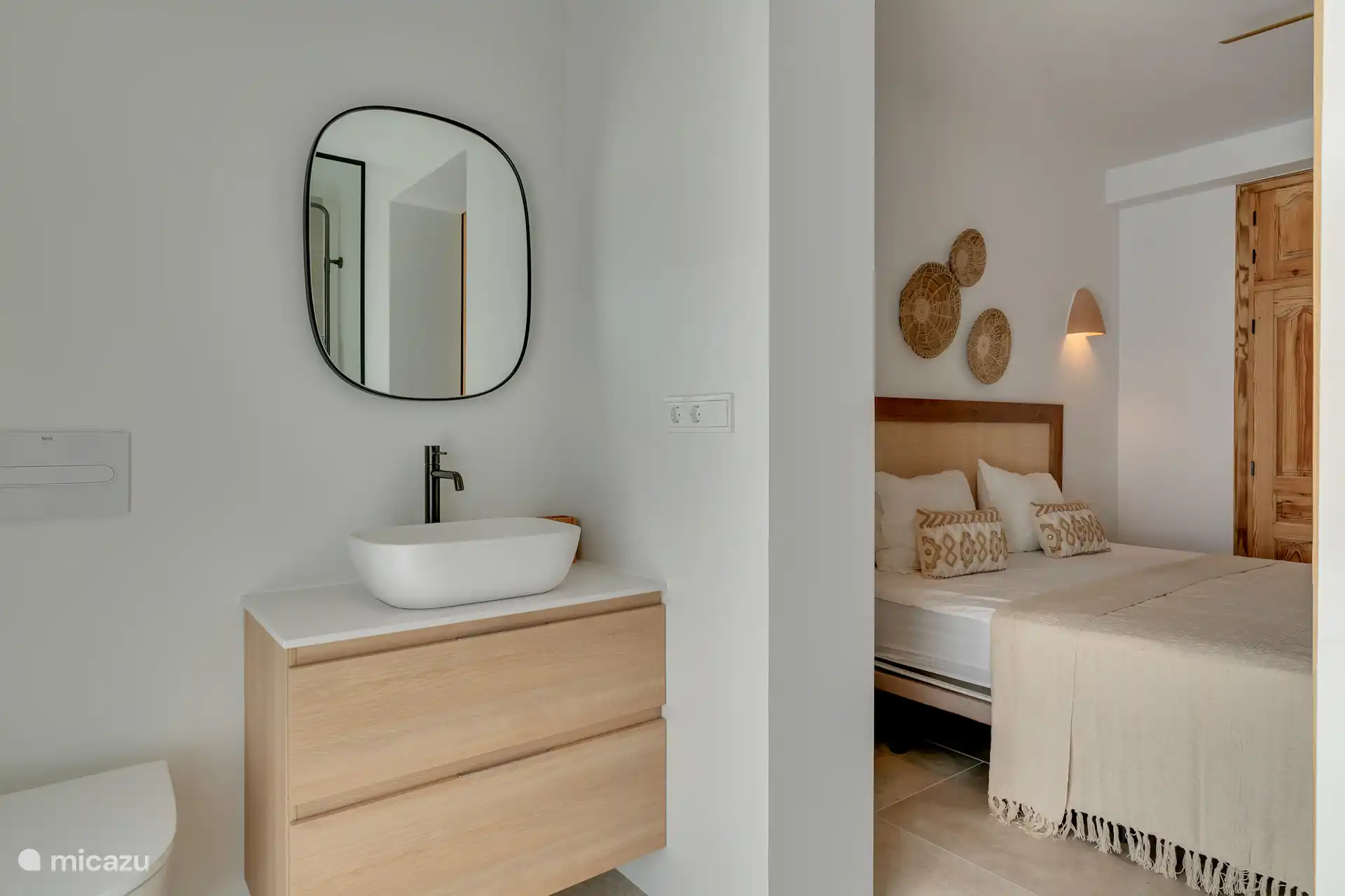 Luxurious en-suite bathroom with sink, mirror and toilet