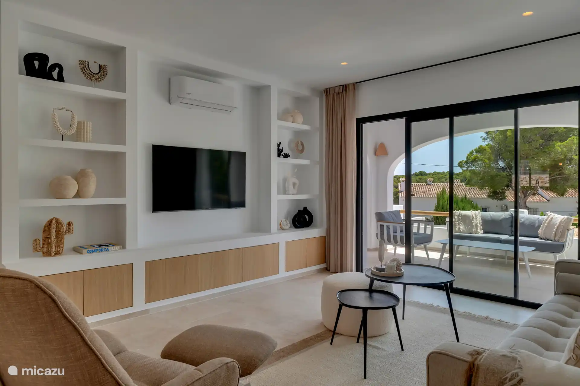 Voel je thuis in Casa Bliss Moraira, voorzien van alle luxe en hedendaags comfort. Samsung 55 inch Smart TV aanwezig en glasvezel internet via WiFi
