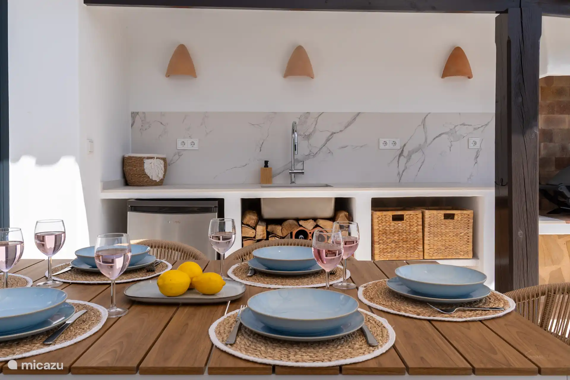 Leckeres Essen auf der Terrasse bei der Außenküche