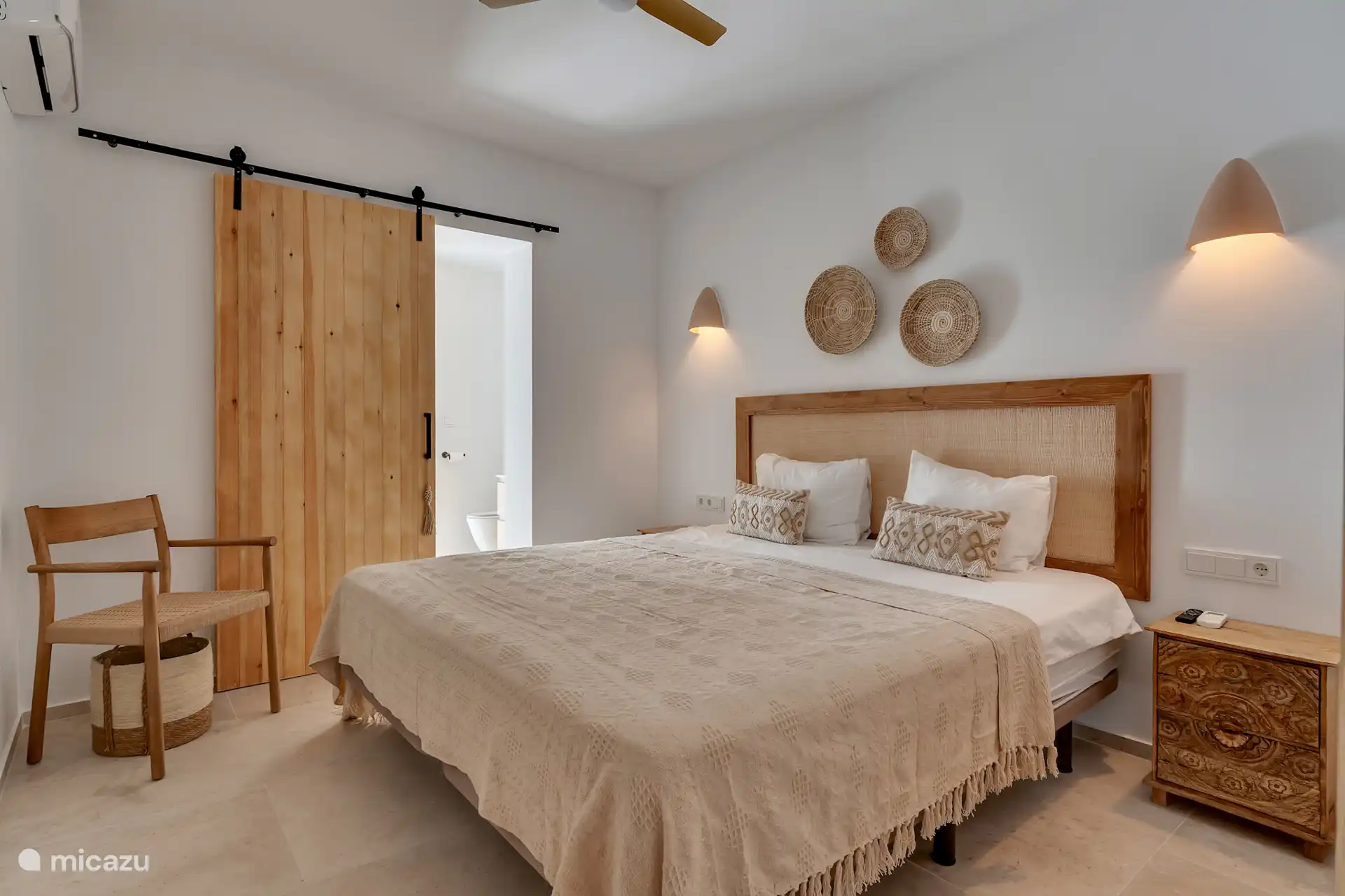 Bedroom located at the rear with en-suite bathroom and direct access to terrace with air conditioning