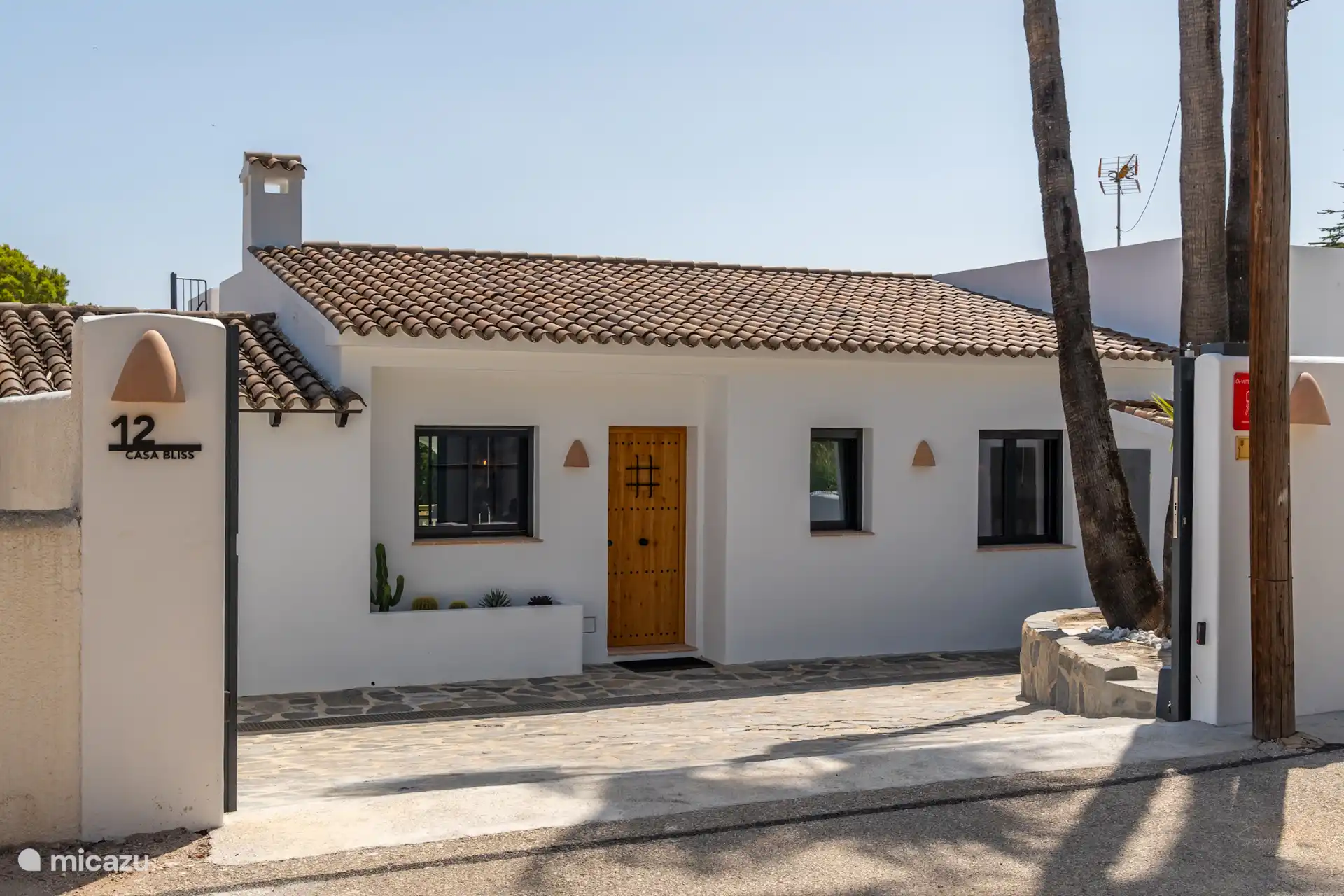 Willkommen in Casa Bliss Moraira. Parkplätze stehen vor Ort hinter einem abschließbaren Rolltor zur Verfügung