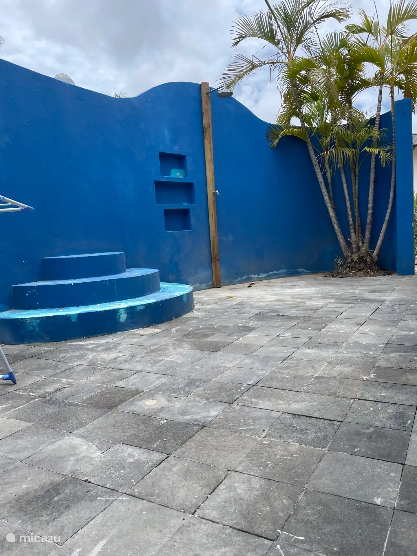 Very large outdoor shower (40 mtr2) for proper care and drying of the diving gear