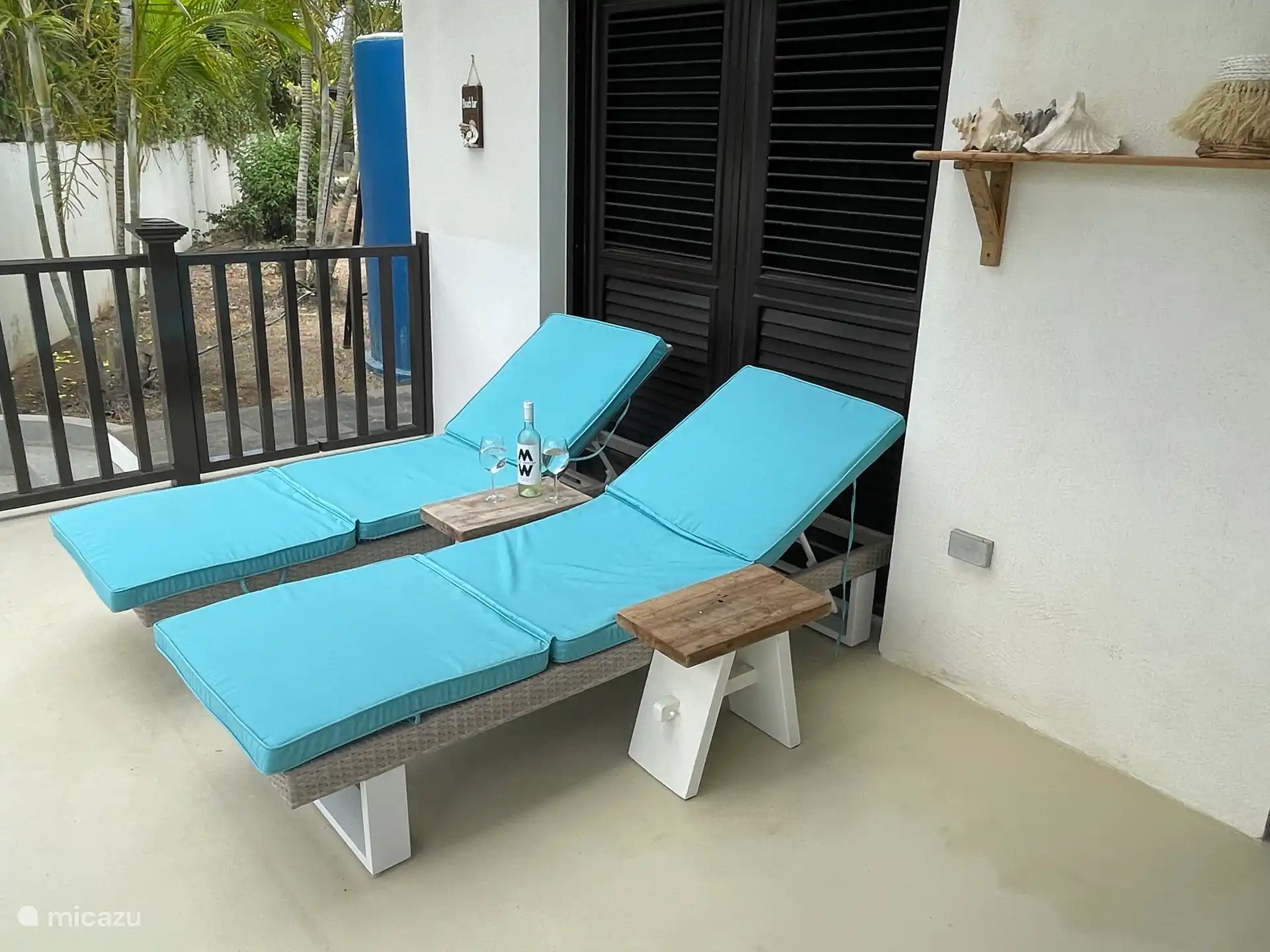 The sunbeds on your own porch, you don't have it better at a beach club.