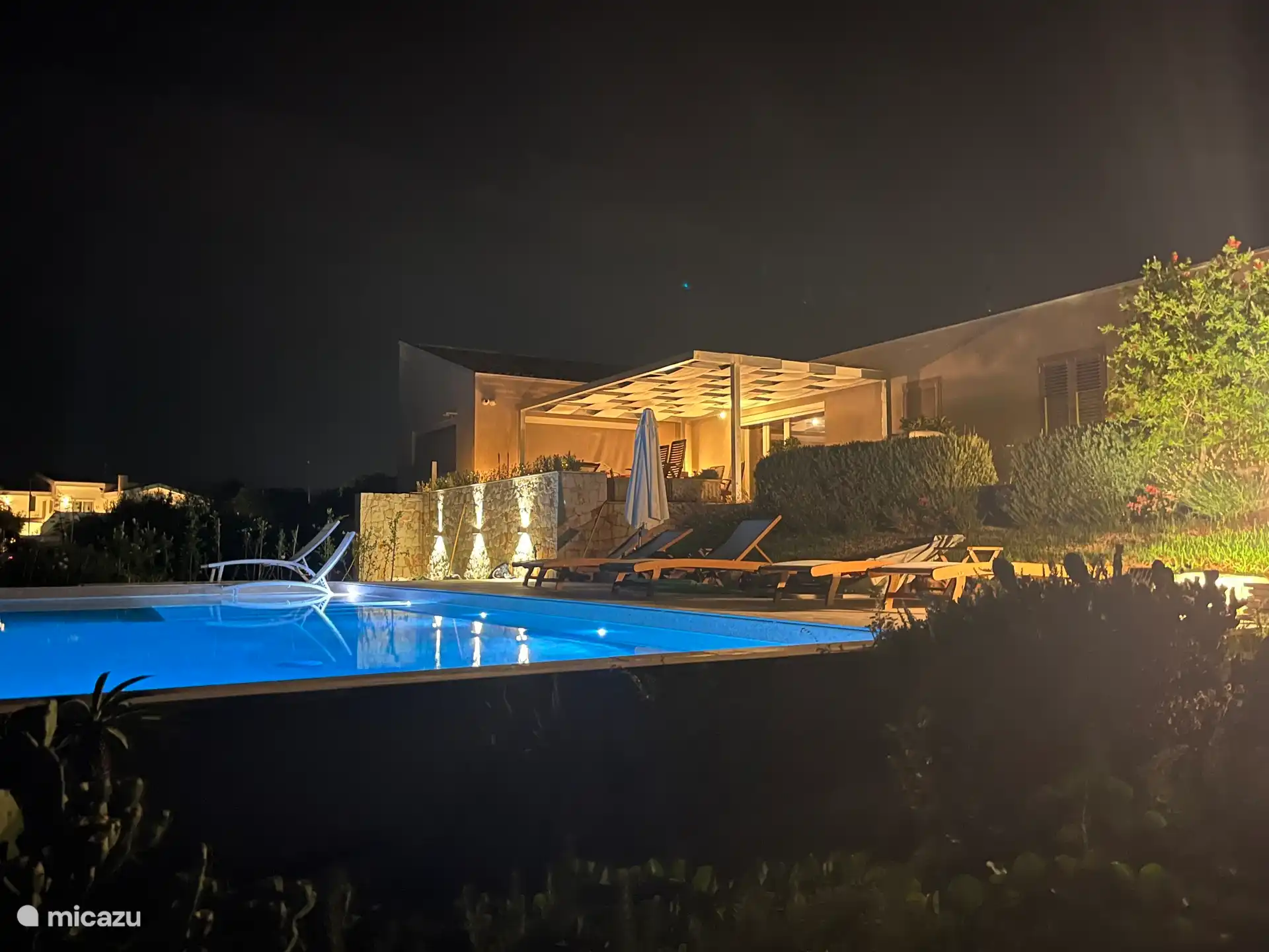 Schwimmbad bei Nacht