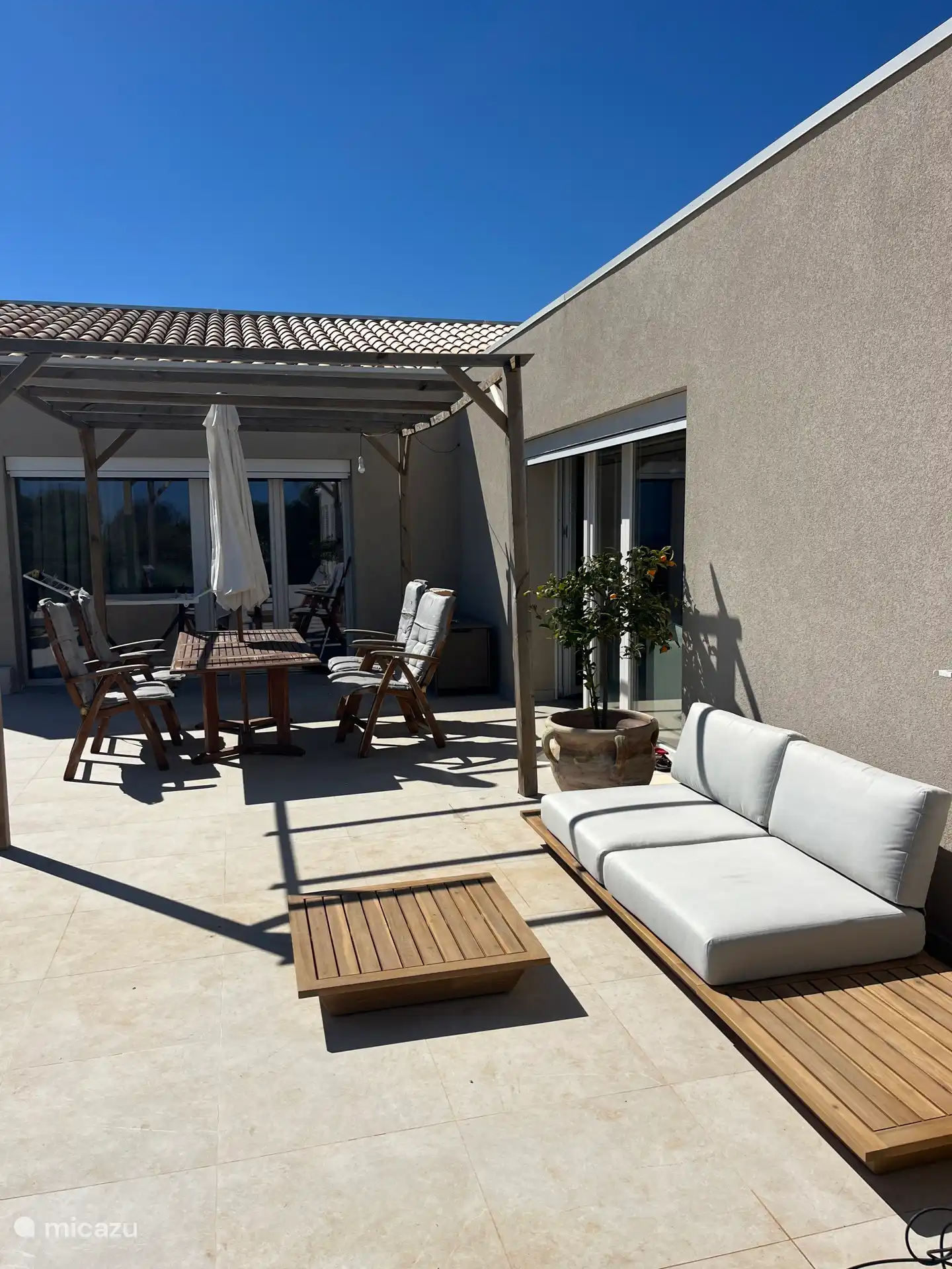 Véranda avec table à manger et canapé salon