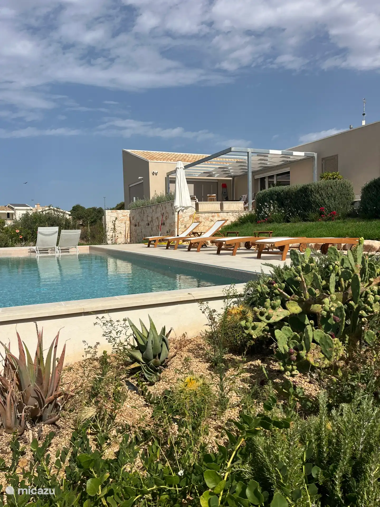 Überblick mit Pergola und neuer Blumenkiste