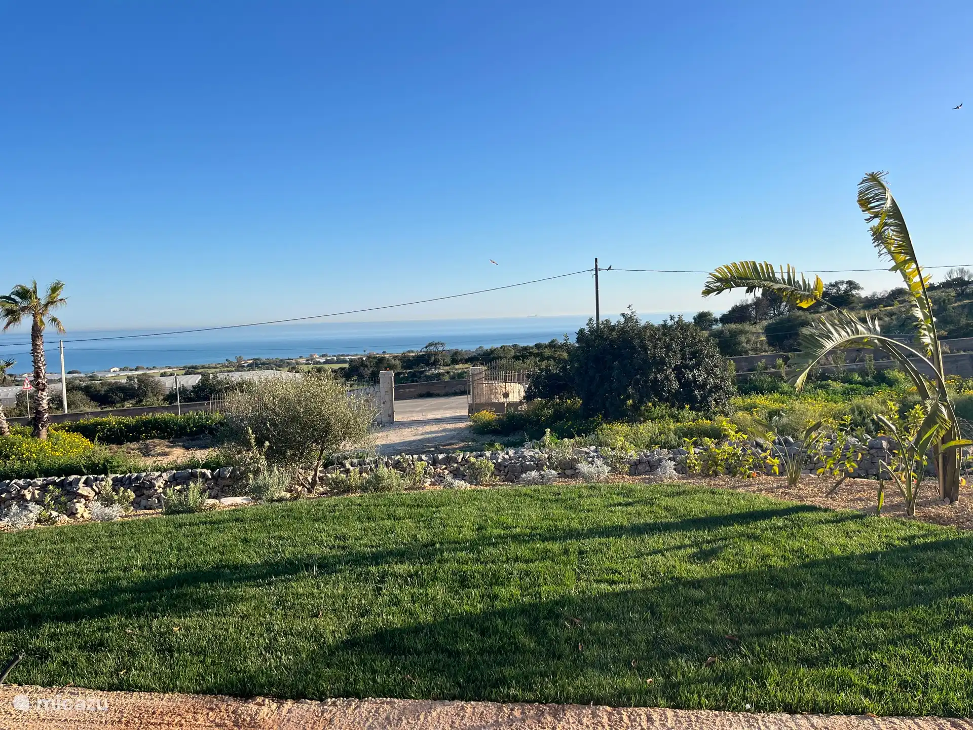 Vue de Capannone depuis une véranda privée et un jardin récemment aménagé