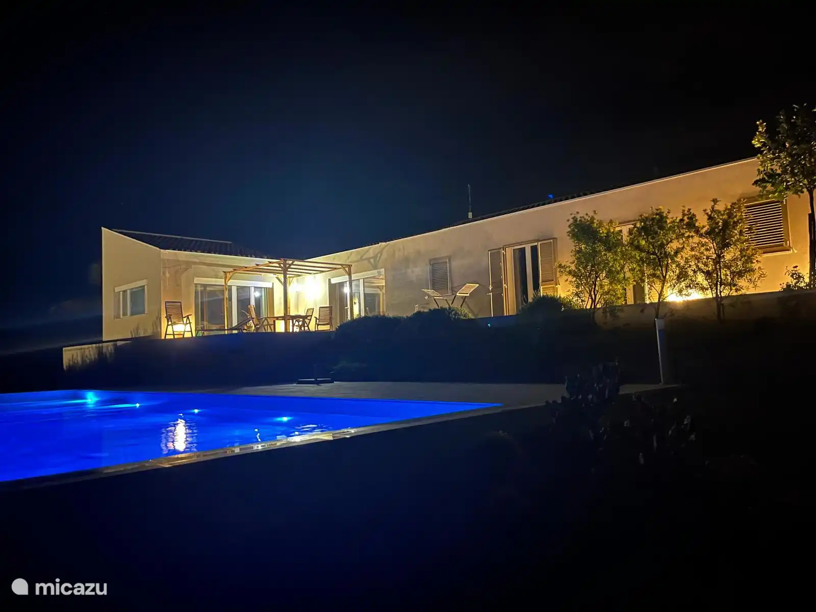 L’éclairage de la piscine peut être de n’importe quelle couleur souhaitée