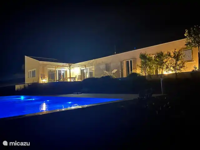 Location de Vacances Italie, Sicile, Sampieri, villa - Vista Blu L’éclairage de la piscine peut être de n’importe quelle couleur souhaitée