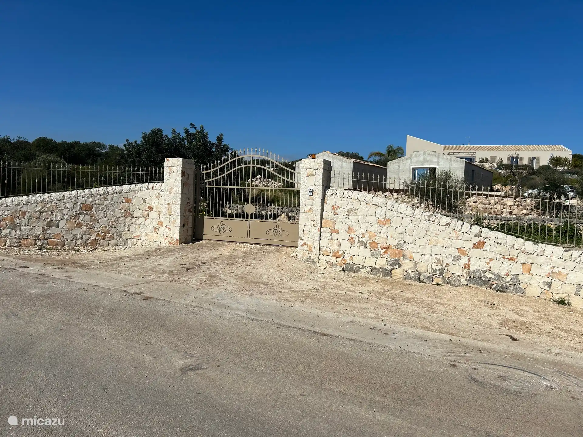 Entrée depuis la route