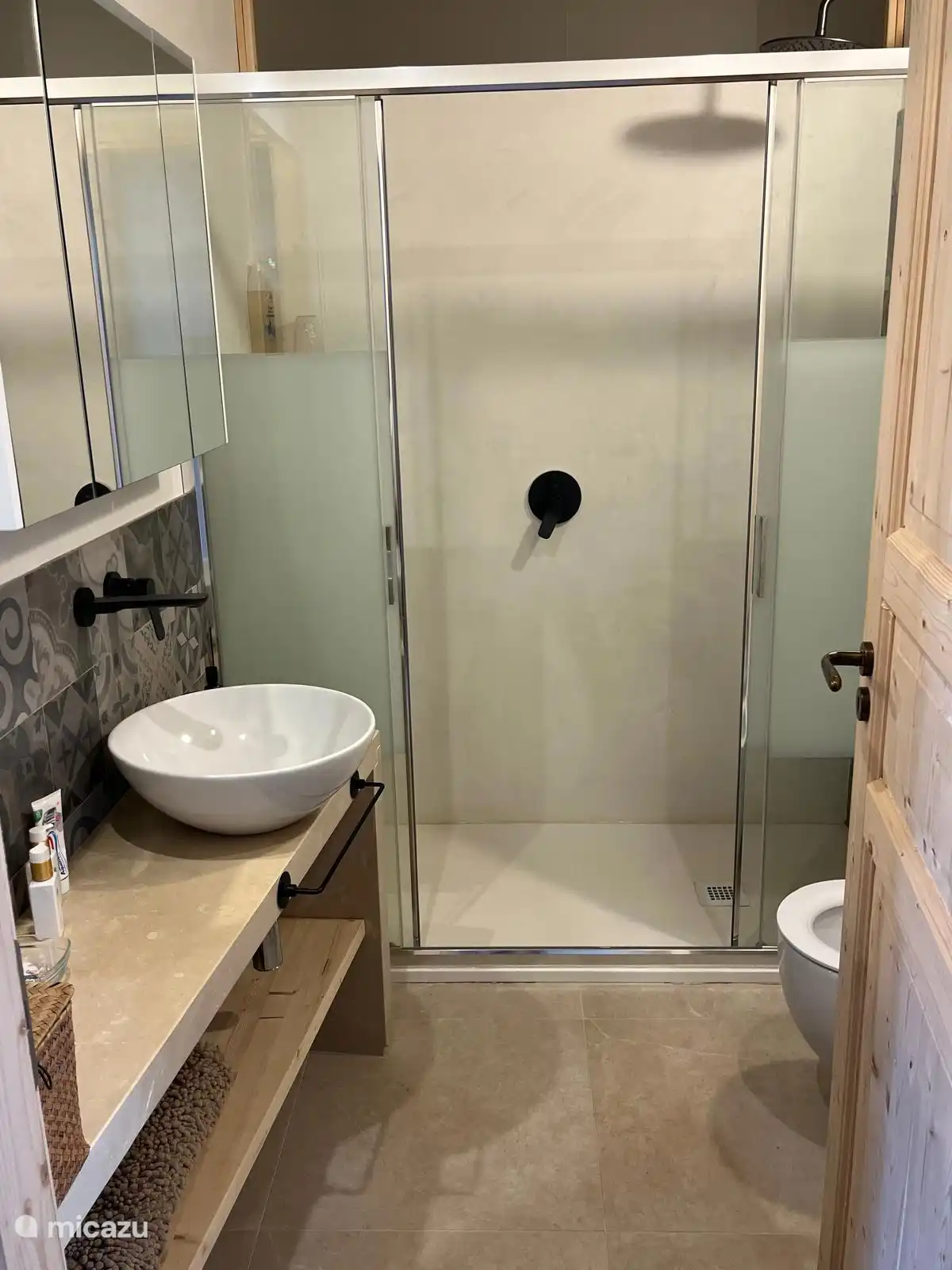 Salle de bain de la maison partagée dans le couloir