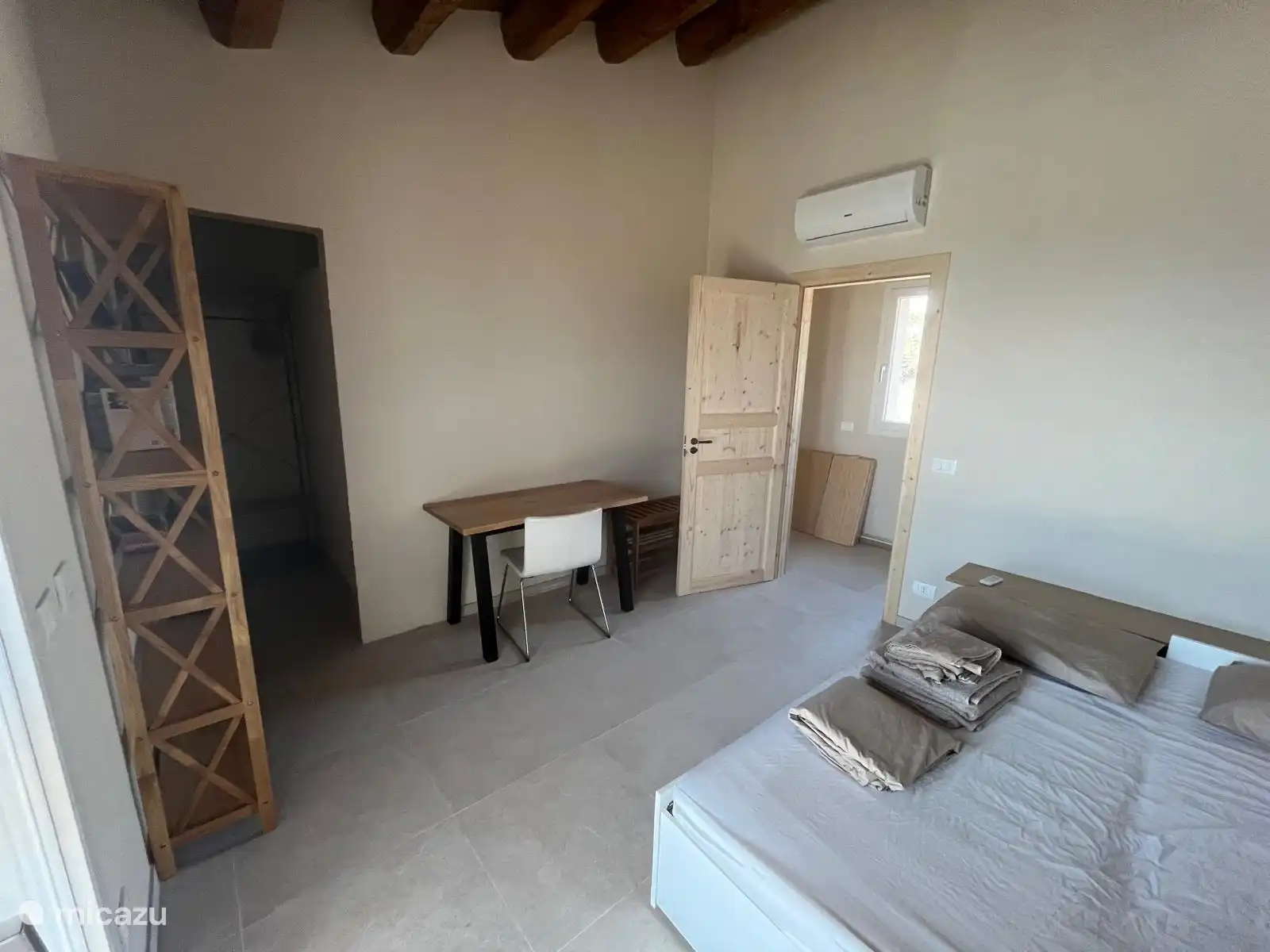 Chambre d’amis maison principale avec lieu de travail et porte donnant sur le couloir