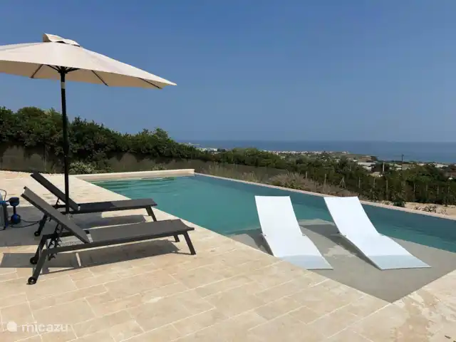 Location de Vacances Italie, Sicile, Sampieri, villa - Vista Blu Piscine à débordement avec chaises longues sur la « spiagetta »