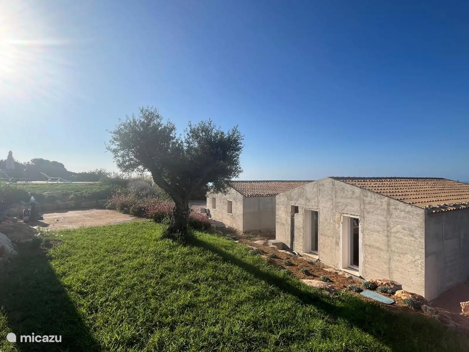 Les deux dépendances : A l’arrière se trouve une maison d’amis avec 2 chambres. A l’avant comprenant local technique, piscine et abri à vélos.