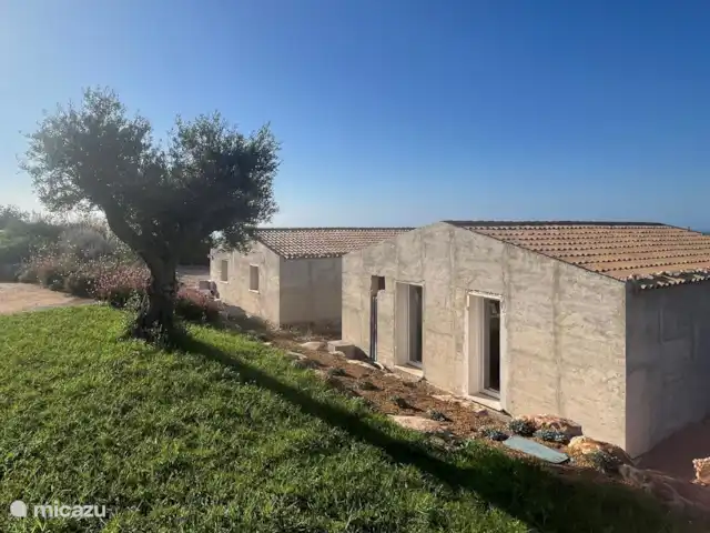 Location de Vacances Italie, Sicile, Sampieri, villa - Vista Blu Les deux dépendances : A l’arrière se trouve une maison d’amis avec 2 chambres. A l’avant comprenant local technique, piscine et abri à vélos.