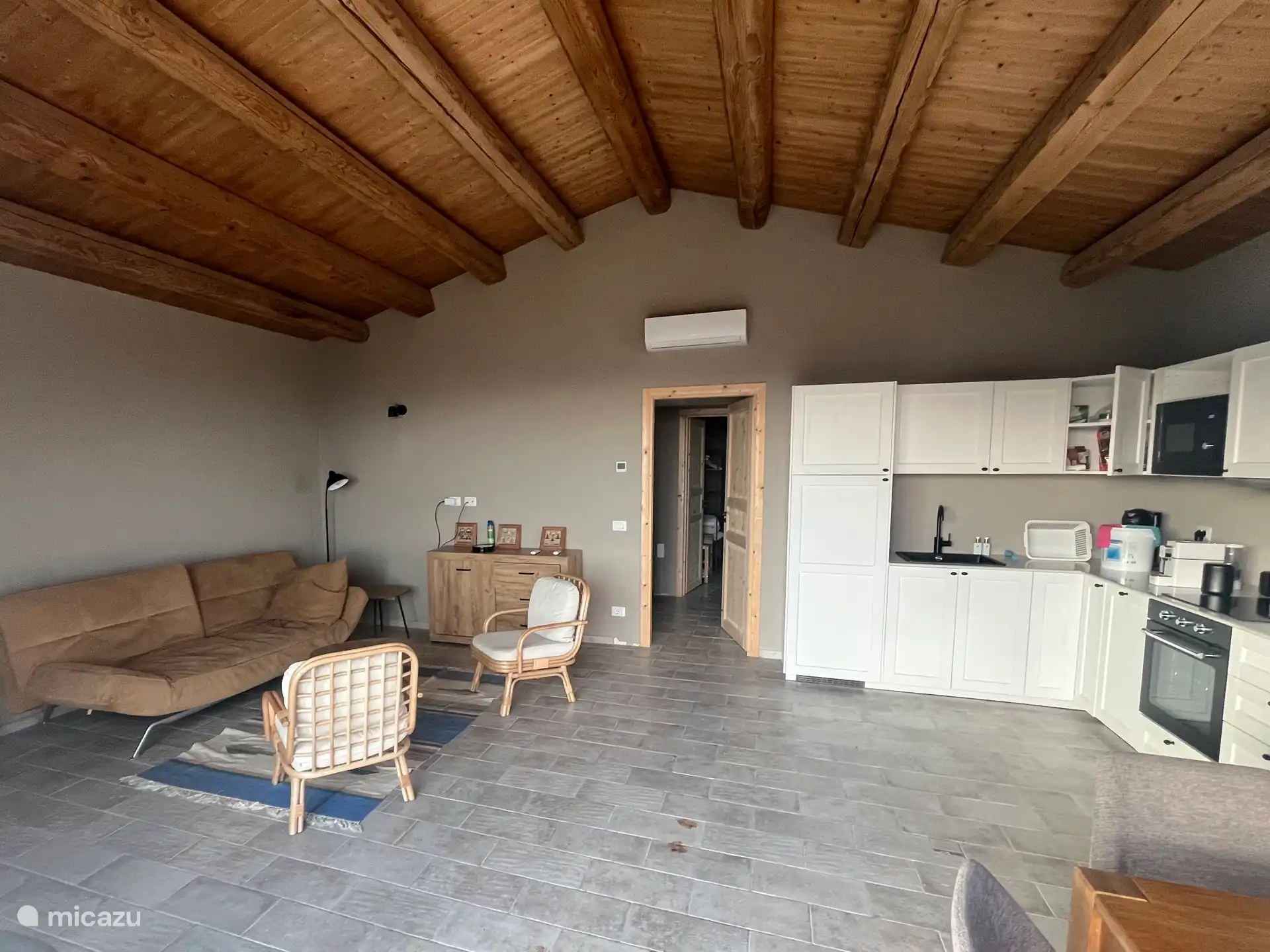 Casa de invitados del salón y la cocina