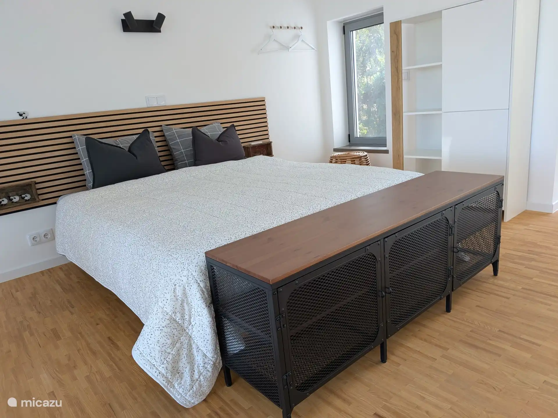 Schlafen auf dem Boden in einem Bett von 160 x 200 cm