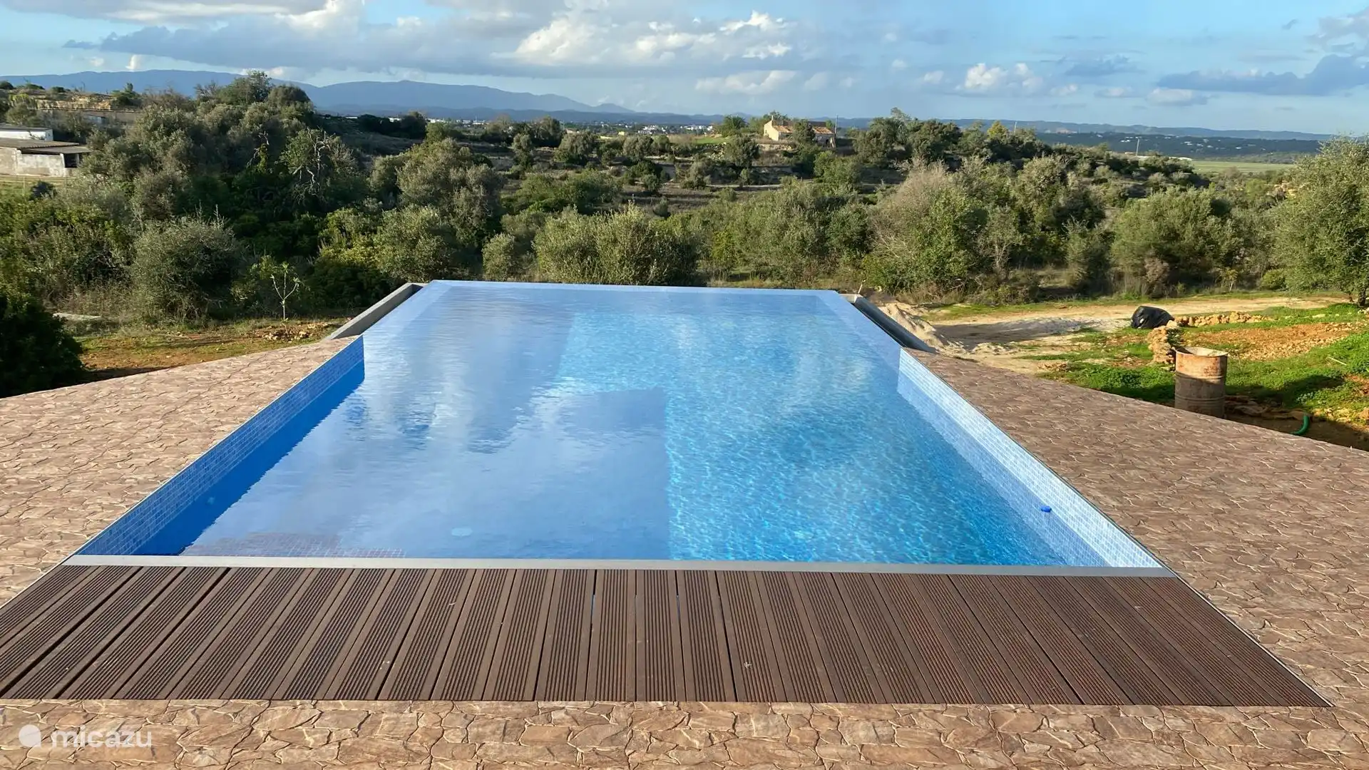 Infinity pool with a view of the mountain landscape of Moncique