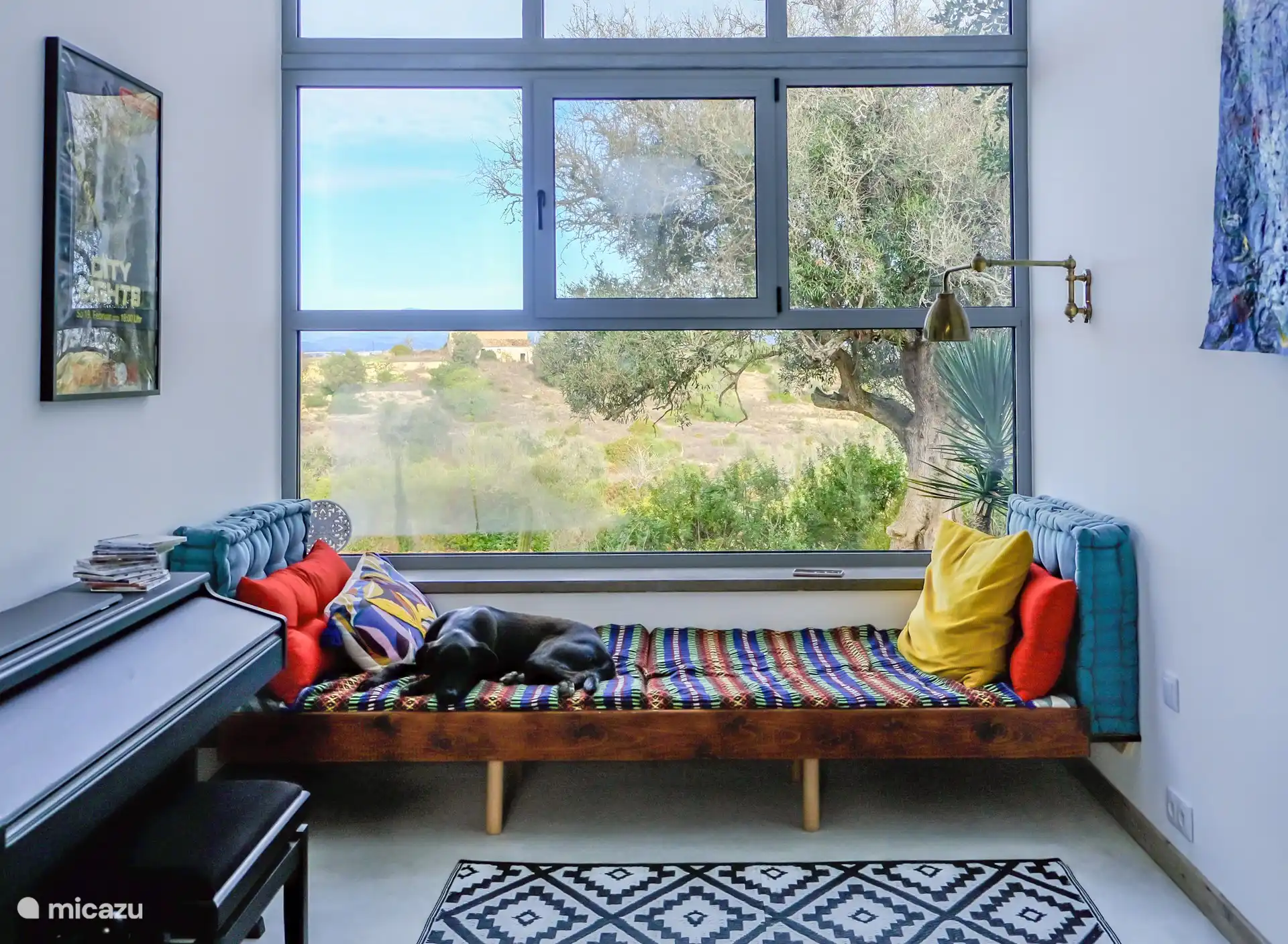 Woonkamer met piano en (optioneel) slaapbank