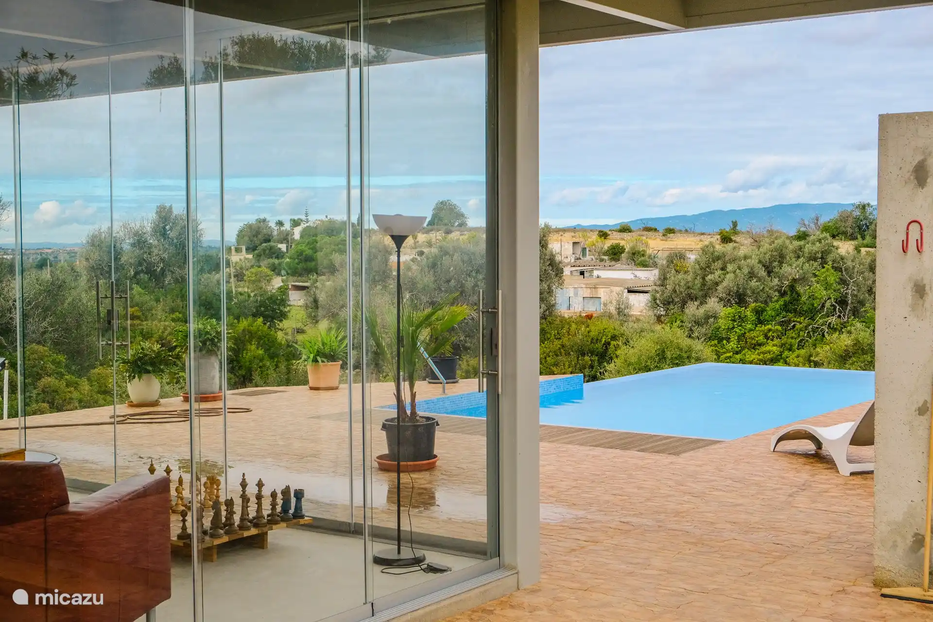 In het paviljoen bij het zoutwaterzwembad kan geschaakt, dart en snooker gespeeld worden