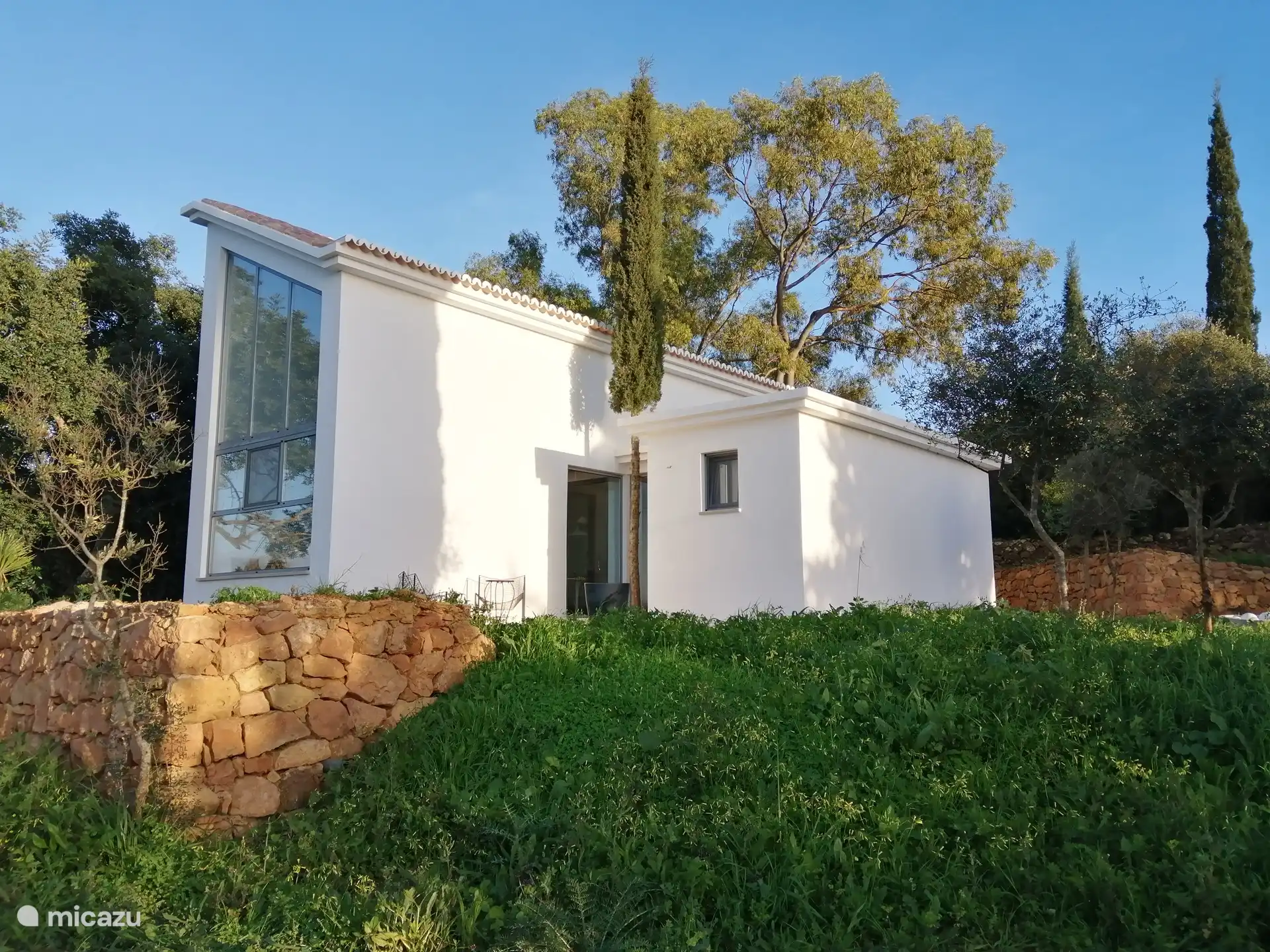 Casa Cipreste met natuursteen muren, gebouwd van stenen van eigen grondstuk