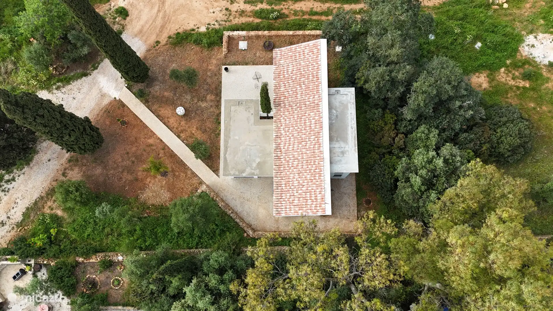 Casa Cipreste is om een bestaande Cipreste gebouwd