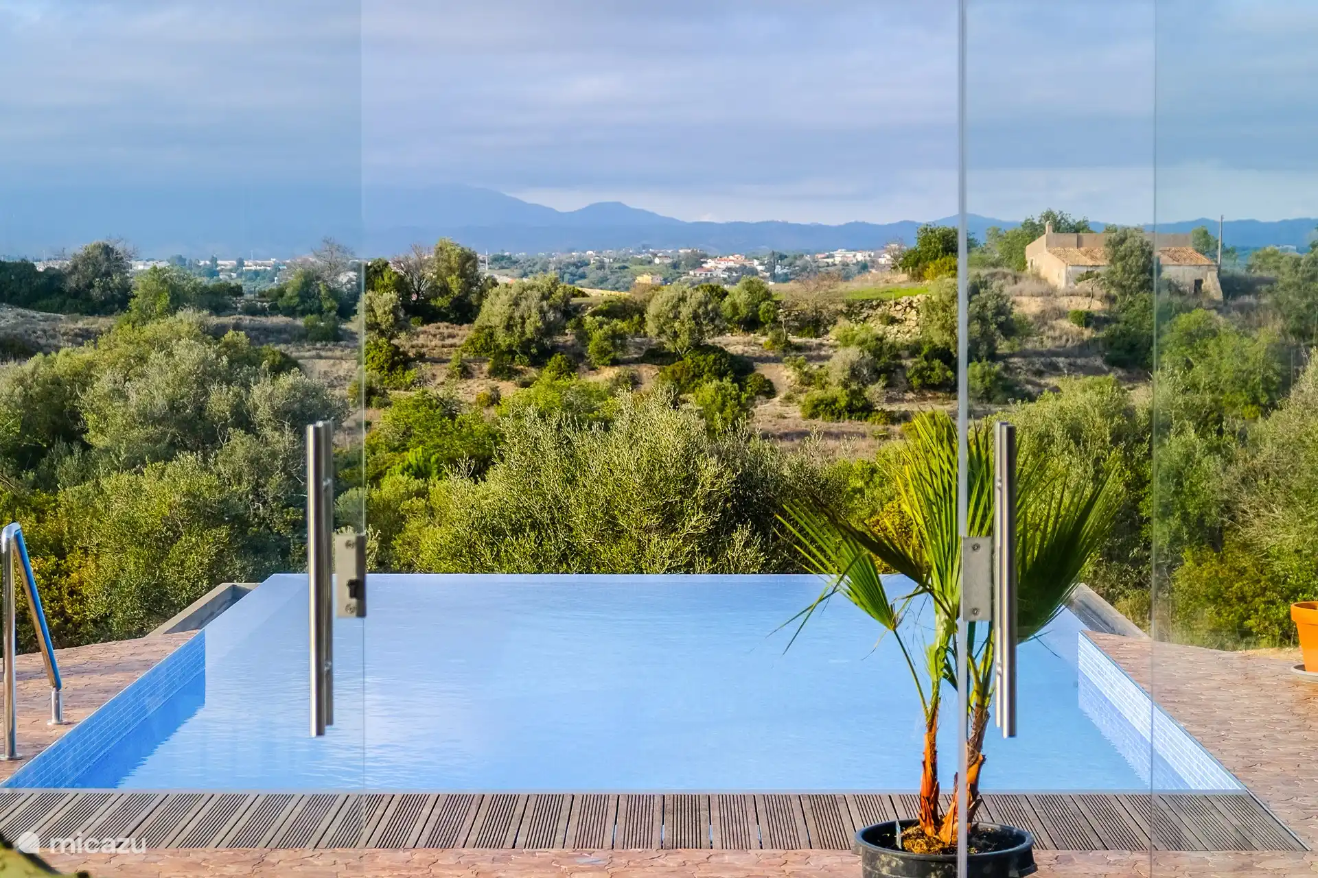 Infinitypool met uit zicht op het berglandschap van Moncique