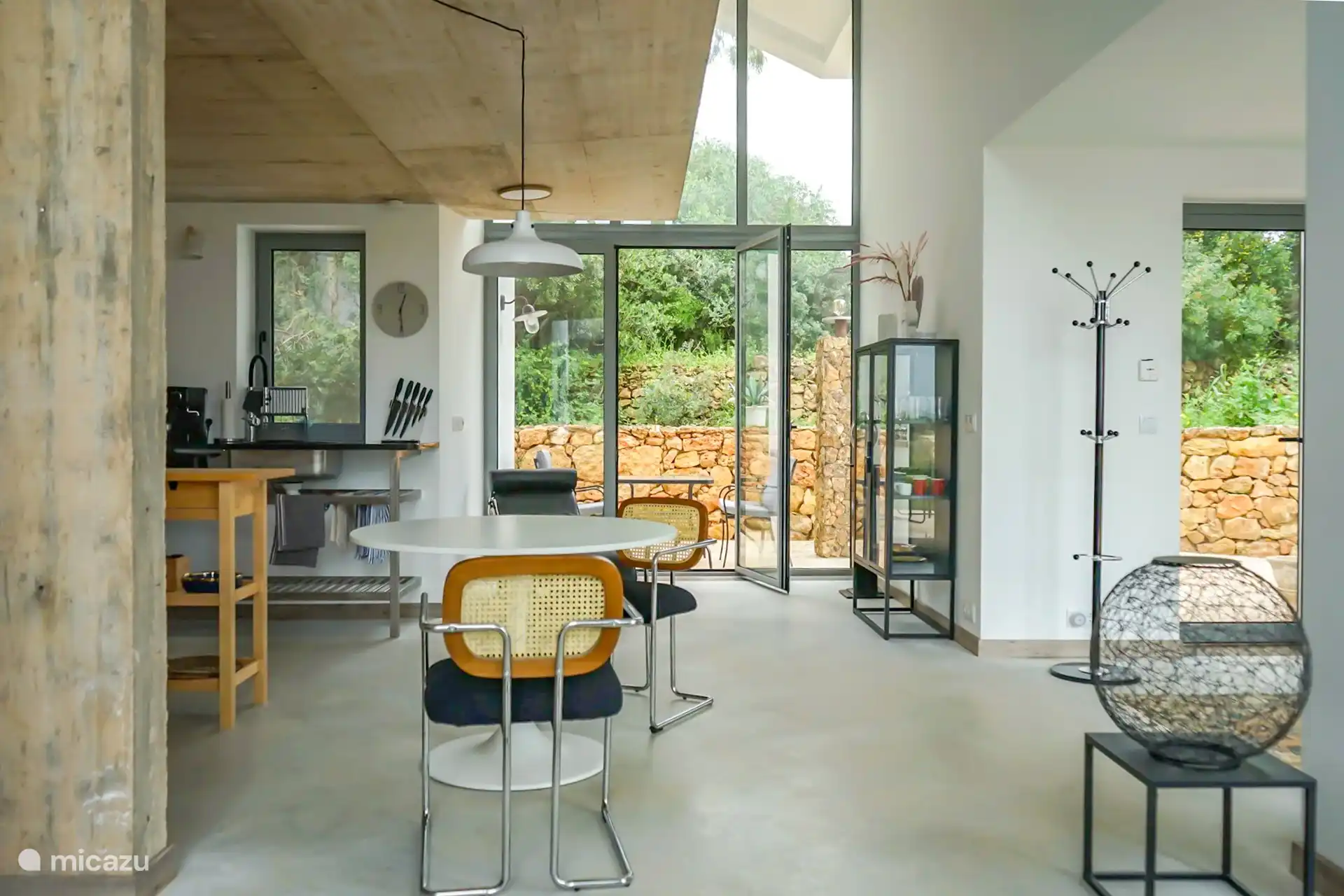 Woonkamer en keuken lopen naadloos in elkaar over