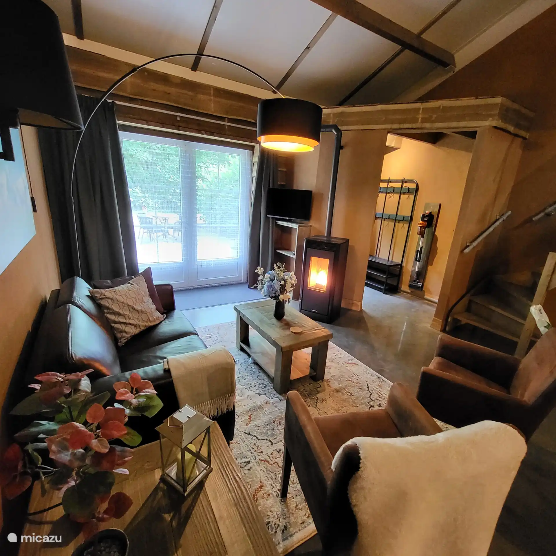 Sitzecke mit Pelletofen und französischen Türen