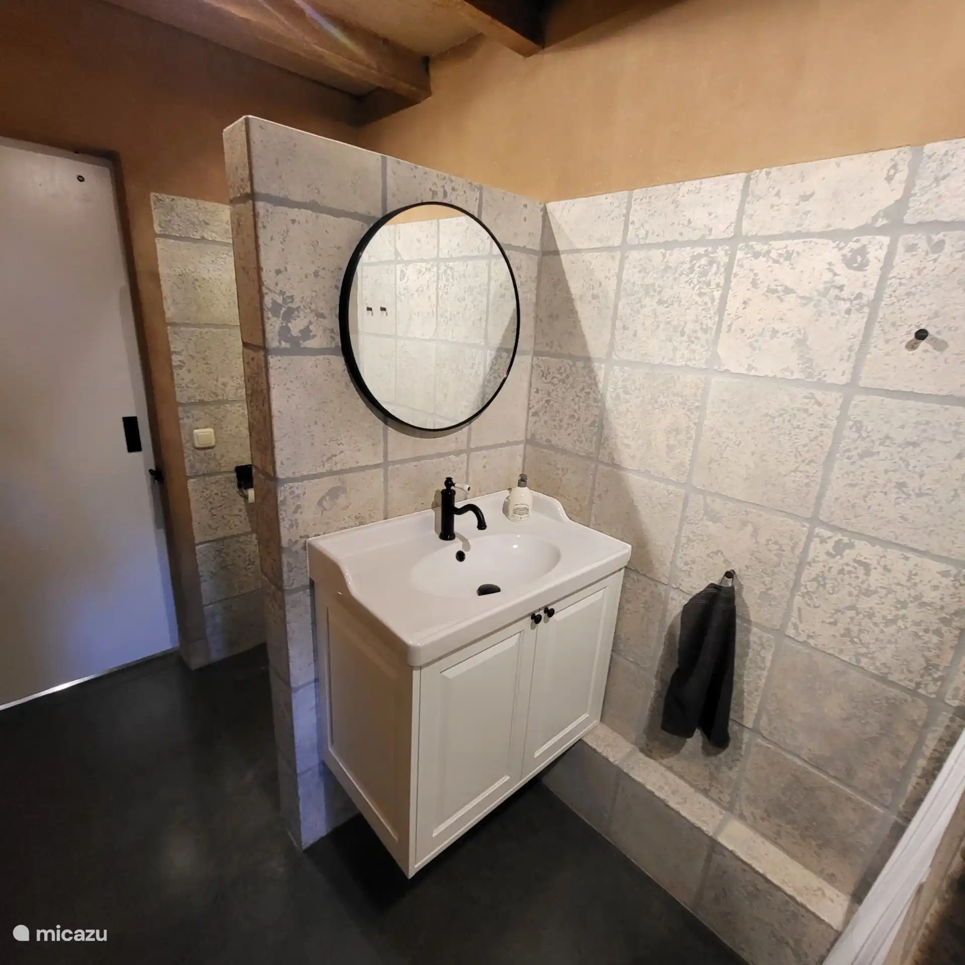 Badezimmer mit Waschbecken