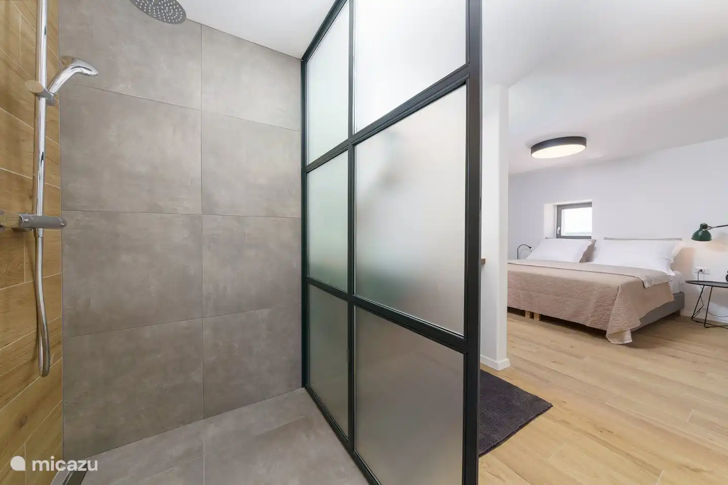 Salle de bain et chambre