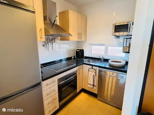 Ponceuse Krijnen | Espagne, Costa Cálida, Alhama de Murcia - appartement Luxueuse cuisine spacieuse avec four, friteuse à air, lave-vaisselle, micro-ondes et grand réfrigérateur-congélateur.