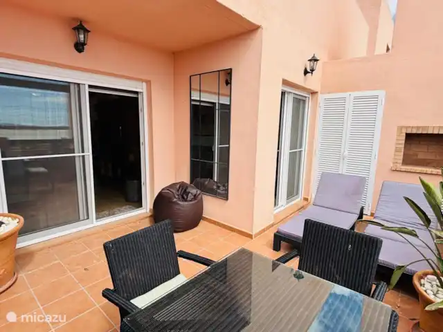 Ponceuse Krijnen | Espagne, Costa Cálida, Alhama de Murcia - appartement Balcon spacieux avec chaises longues et table à manger.