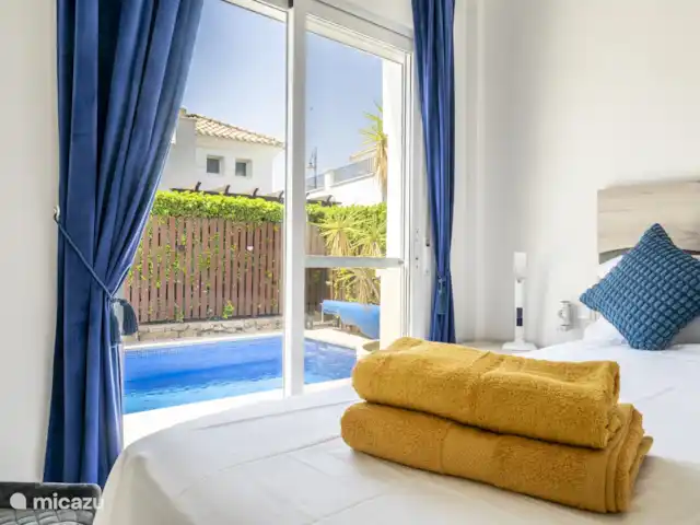 Casa Pitufo huren in Spanje, Murcia, Torre-Pacheco - villa Masterbedroom - raam zicht op het zwembad