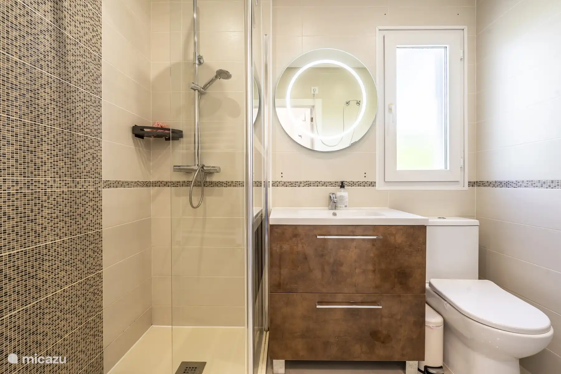 En suite bathroom master bedroom.
There is a cupboard to store the toiletries, hairdryer is available.