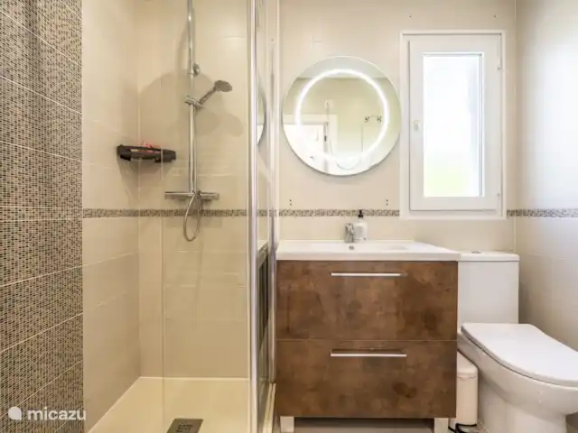 Casa Pitufo huren in Spanje, Murcia, Torre-Pacheco - villa En suite badkamer masterbedroom.
er staat een kast om het toiletgerief in op te bergen, haardroger is aanwezig.