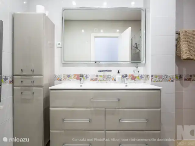 Casa Pitufo huren in Spanje, Murcia, Torre-Pacheco - villa Badkamer 2 - dubbele lavabo met extra ruimte in hoge kast. Haardroger is aanwezig.