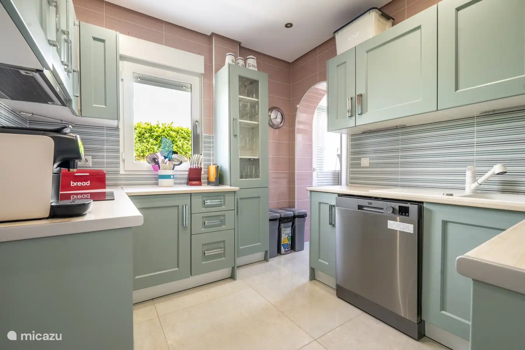 Kitchen with dishwasher, knife block, cutting boards, spatulas, etc.
In the cupboards you will find more than enough plates, glasses, bags, cutlery, cutting knives, mixer, juicer, croque, baking tins, .......... 