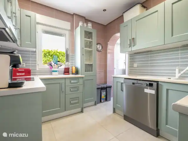 Casa Pitufo huren in Spanje, Murcia, Torre-Pacheco - villa Keuken met vaatwasser, messenblok, snijplanken, spatels, etc.
in de kasten vind u meer dan voldoende borden, glazen, tassen, bestek, snijmessen, mixer, fruitpers, croque, bakvormen, ..........