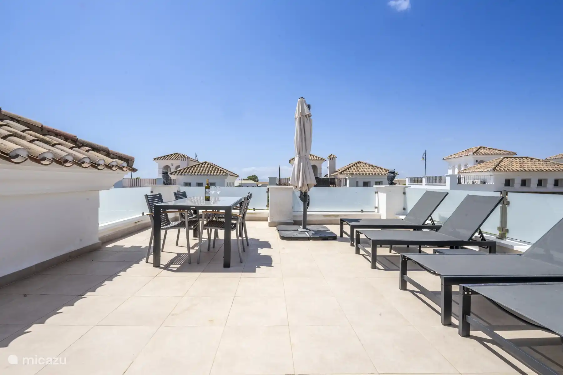 Sun terrace 1st floor, table with 4 chairs, 4 deckchairs, parasol. Sun from 9 a.m. until it sets.