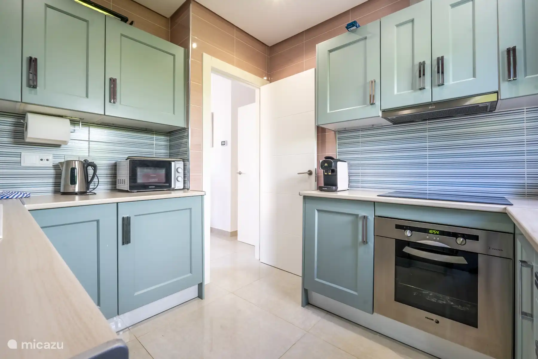 Kitchen with induction stove oven, micro, kettle, L'Or coffee machine, cooking pots, frying pans, salad bowls, breakfast bowls, even the small children have been thought of, a complete plastic crockery.