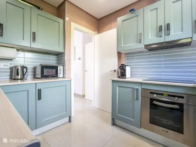 Casa Pitufo huren in Spanje, Murcia, Torre-Pacheco - villa Keuken met inductie kookvuur oven, micro, waterkoker, koffiemachine L'Or, kookpotten, bakpannen, sla kommen, ontbijtkommen, zelfs aan de kleine kindjes is gedacht, een volledig servies in plastiek.