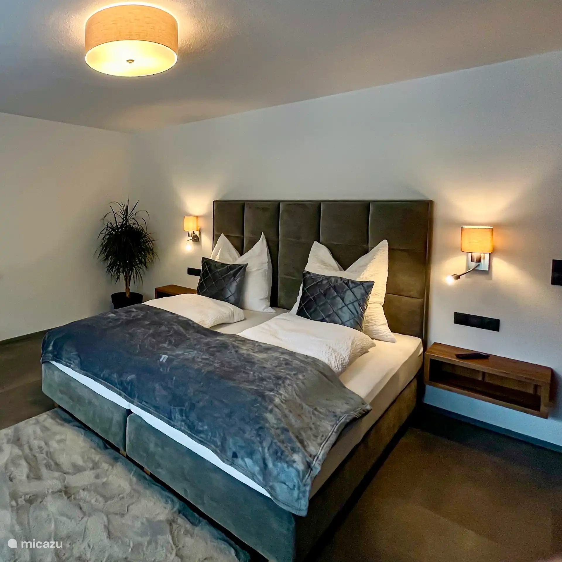 Slaapkamer met tweepersoonsbed en slaapbank voor 2 personen