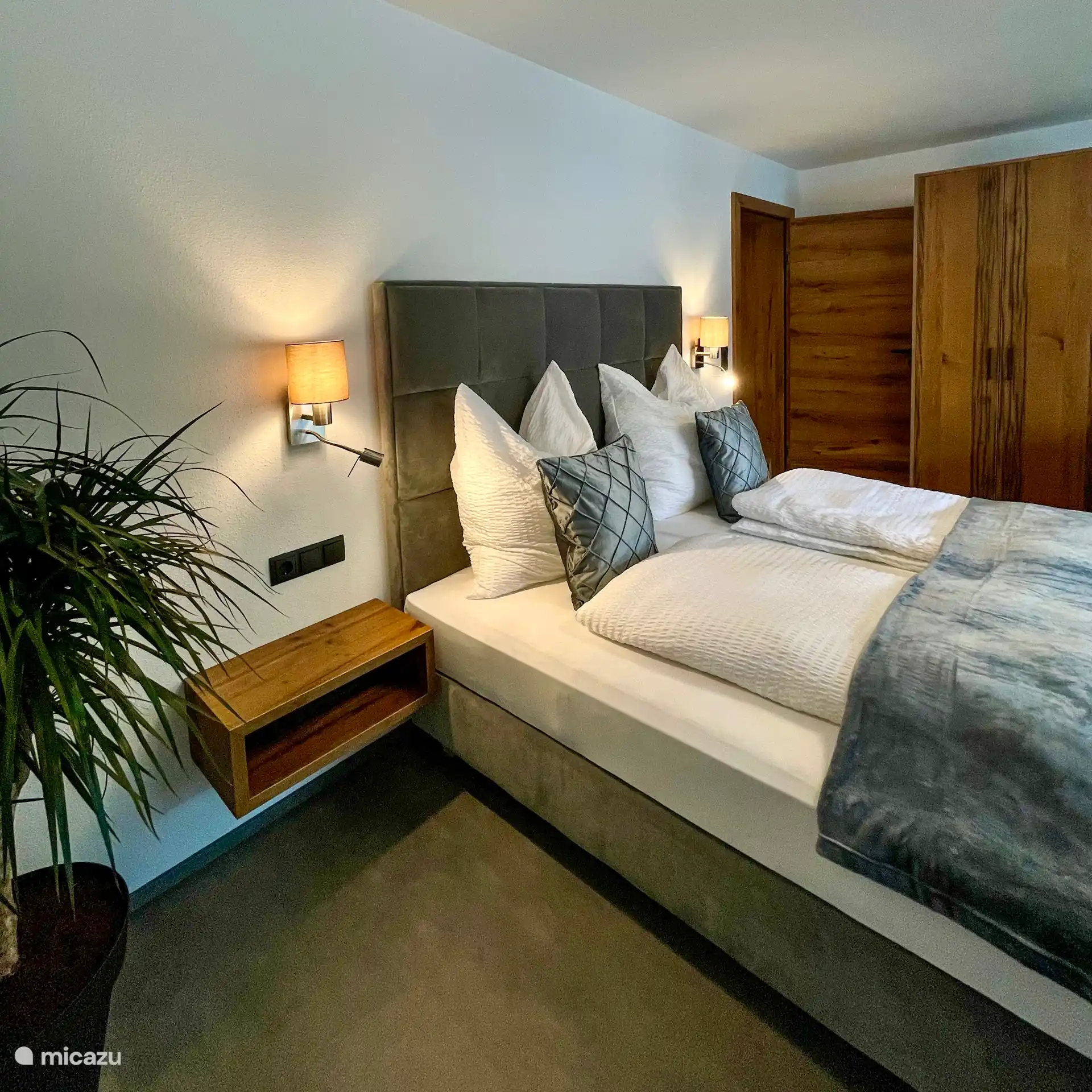 Slaapkamer met tweepersoonsbed en slaapbank voor 2 personen