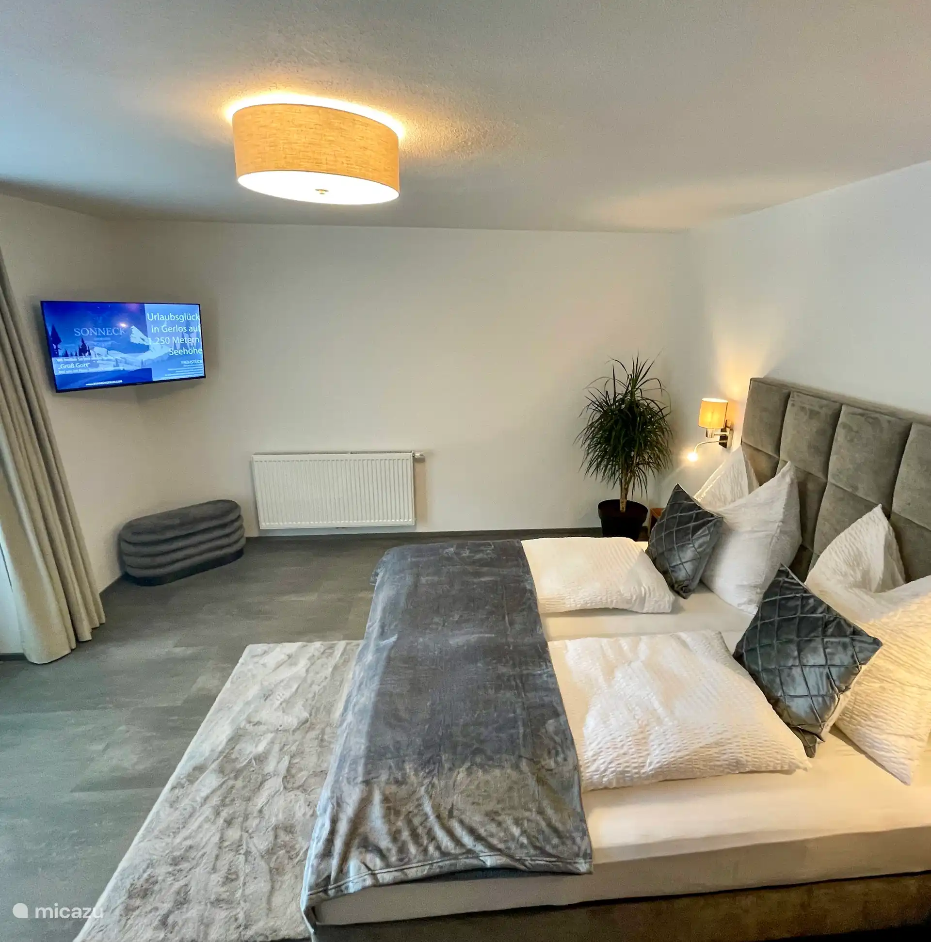 Slaapkamer met tweepersoonsbed en slaapbank voor 2 personen