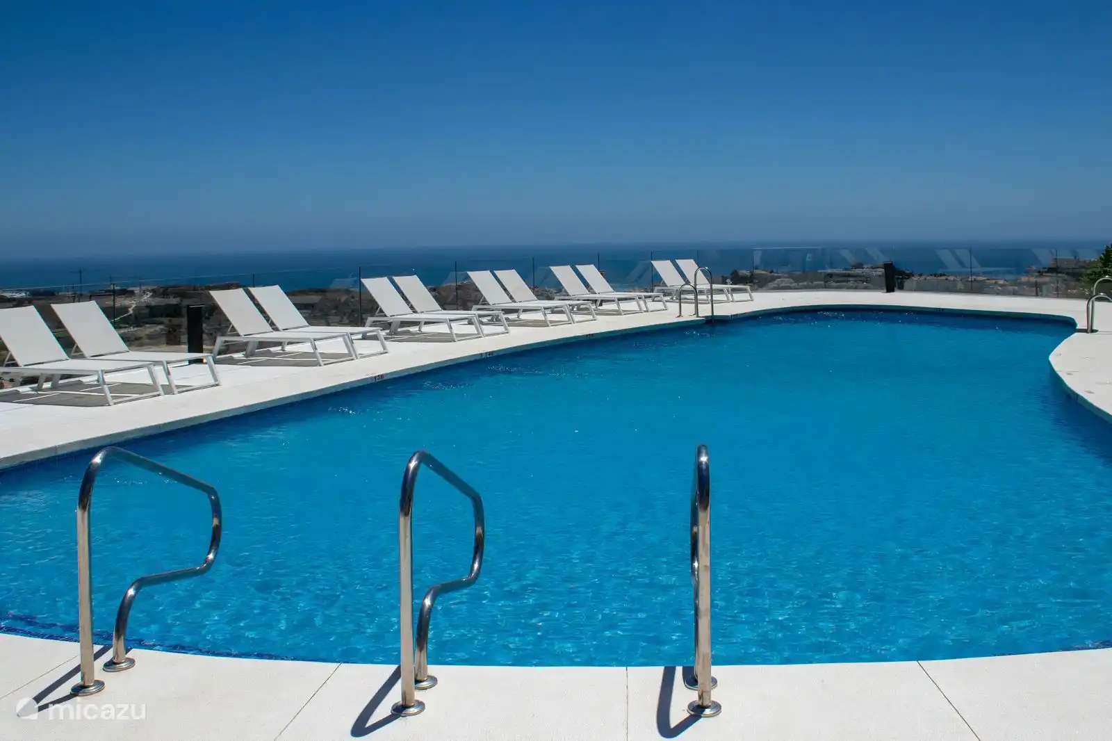 Piscina principal con vistas al Mediterr&#225;neo