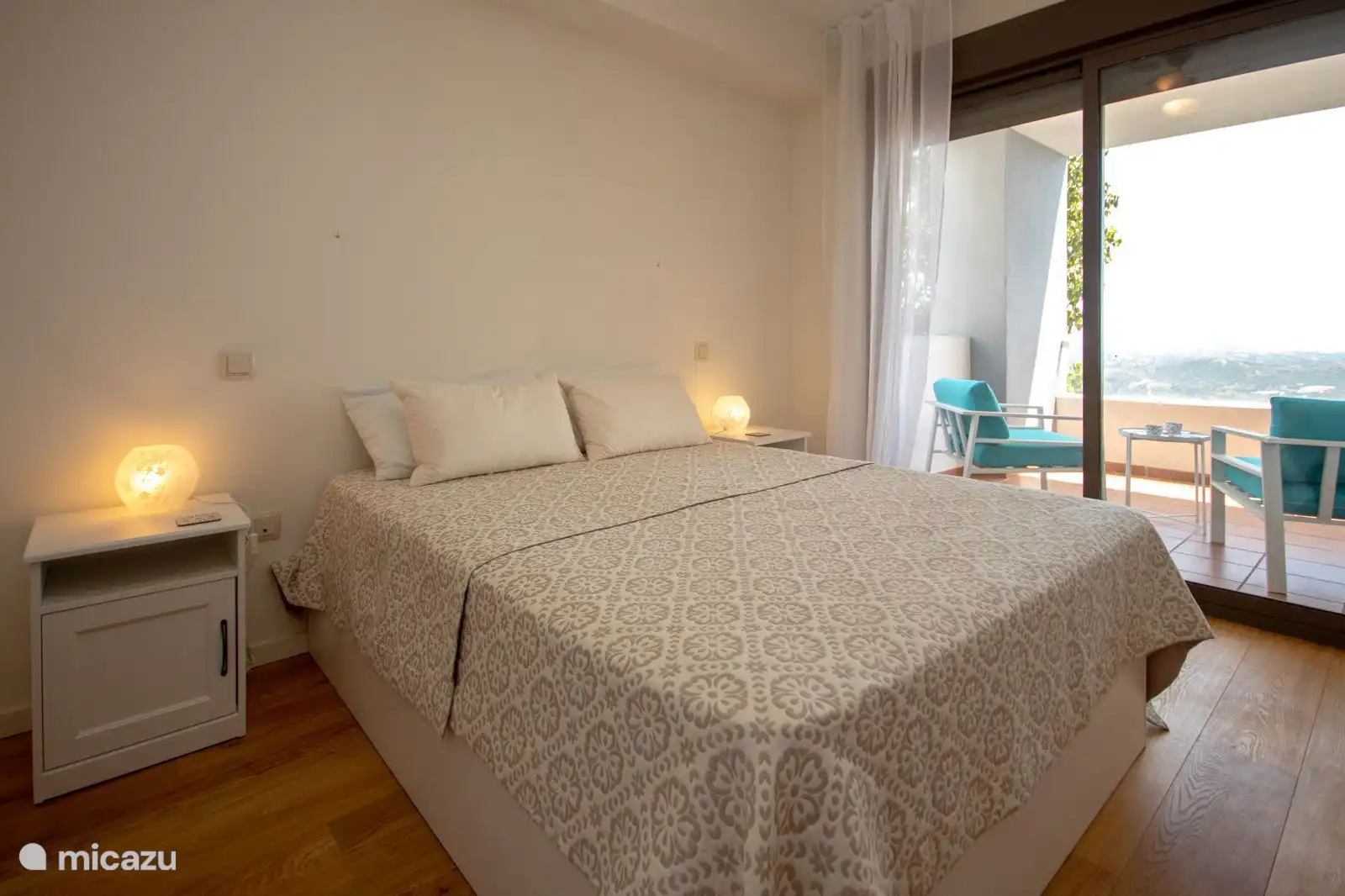 Dormitorio principal con puerta a la terraza